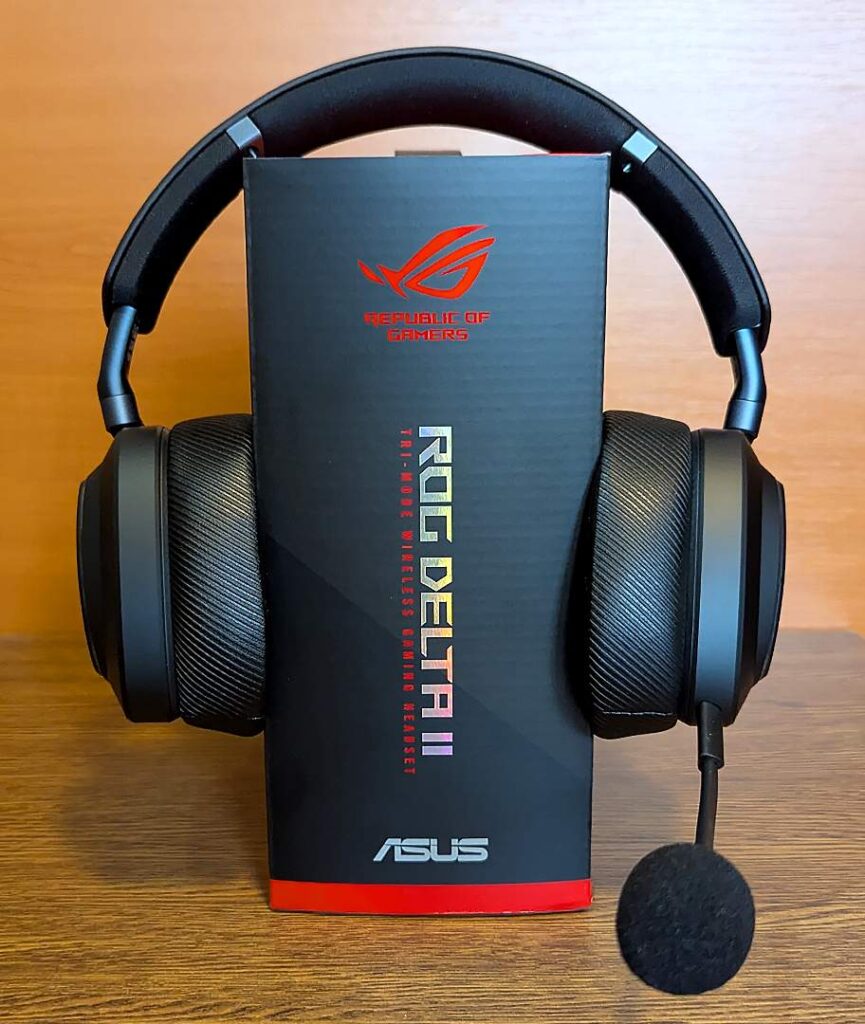 Asus ROG Delta II - s připnutým mikrofonem